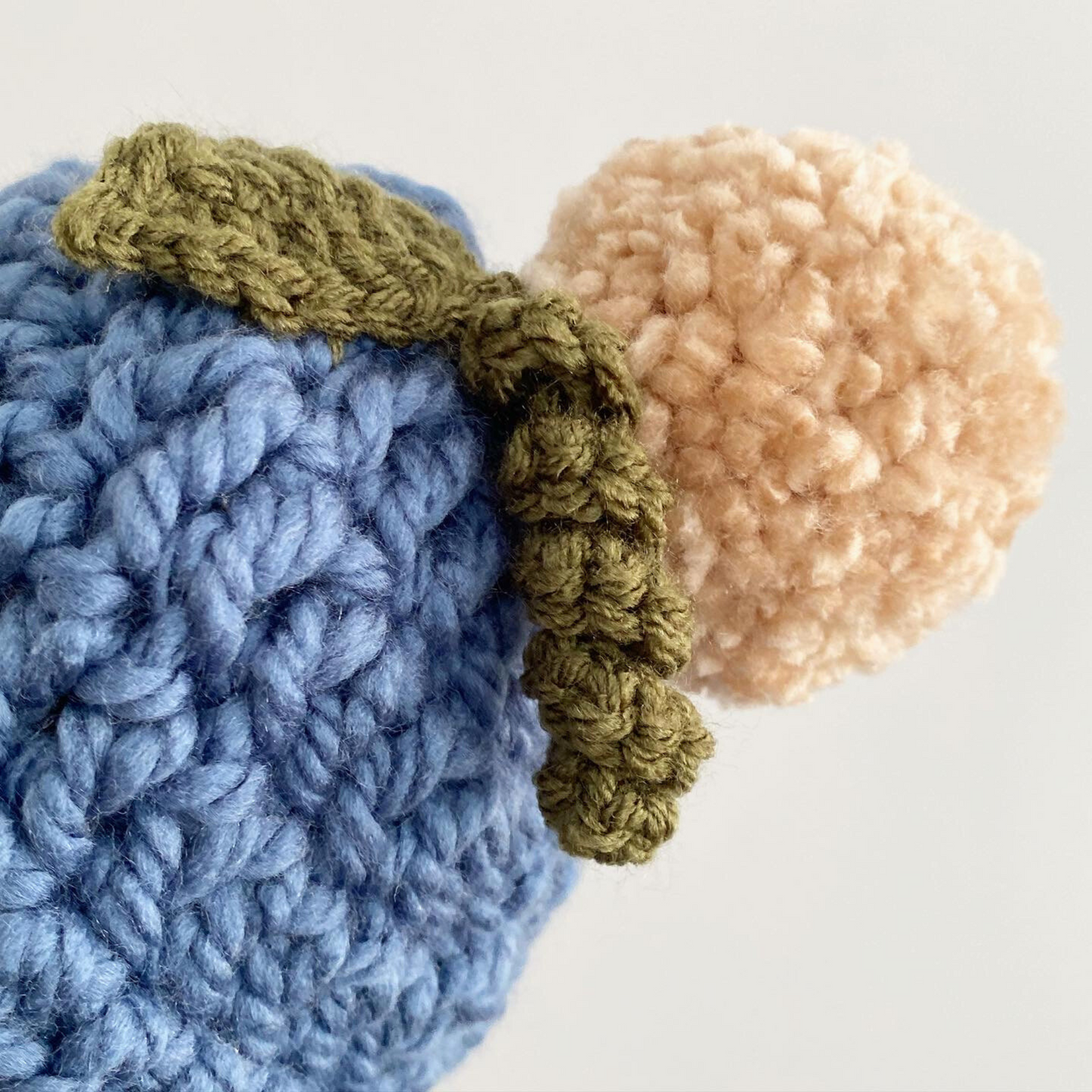 Pumpkin bonnet with pompom and leaf