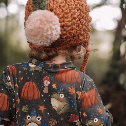 Pumpkin bonnet with pompom and leaf