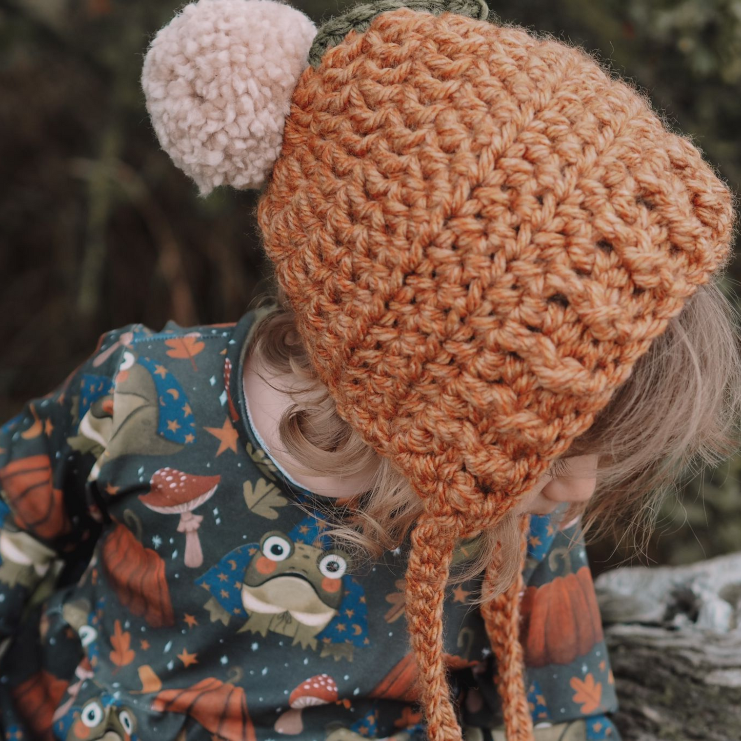 Pumpkin bonnet with pompom and leaf