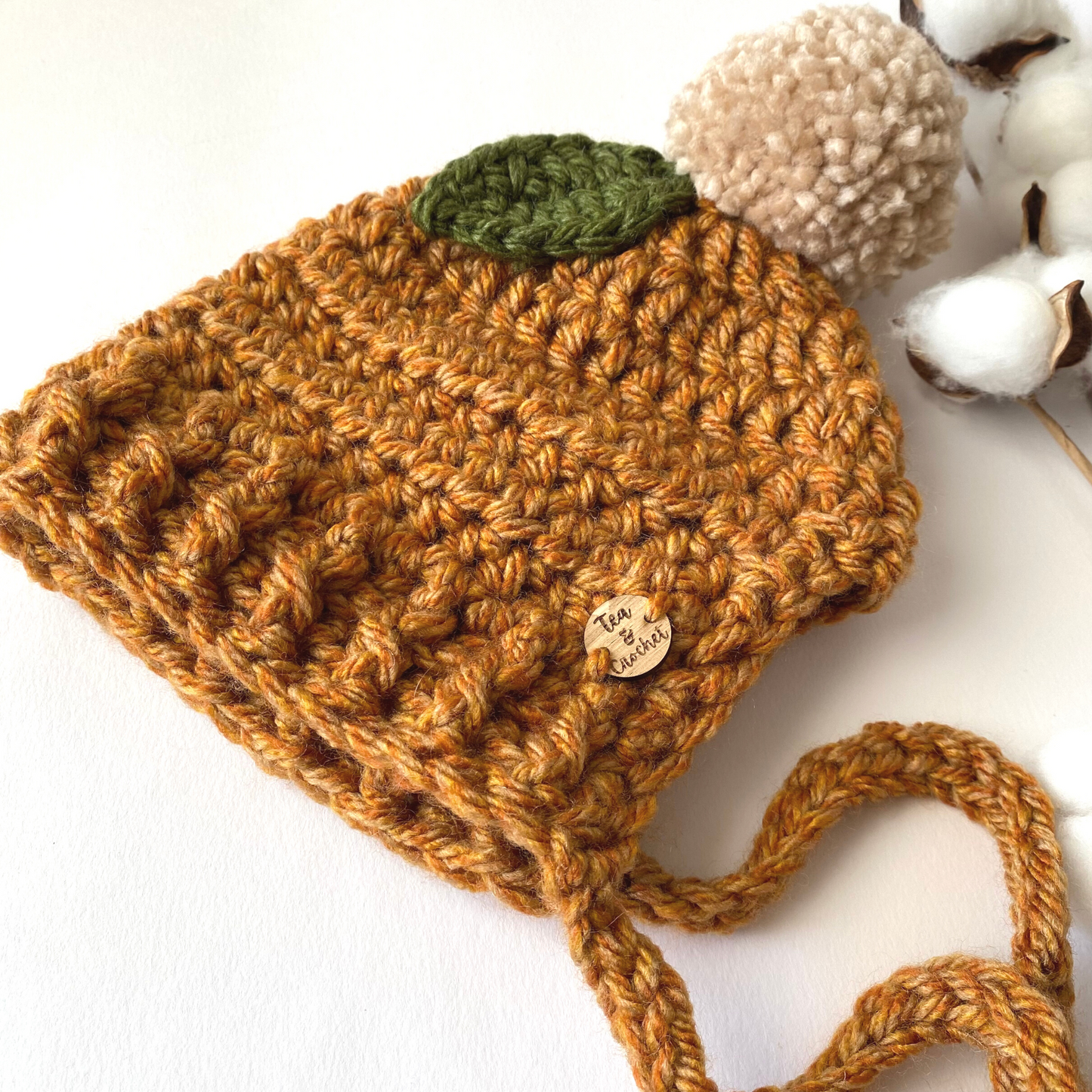 Pumpkin bonnet with pompom and leaf