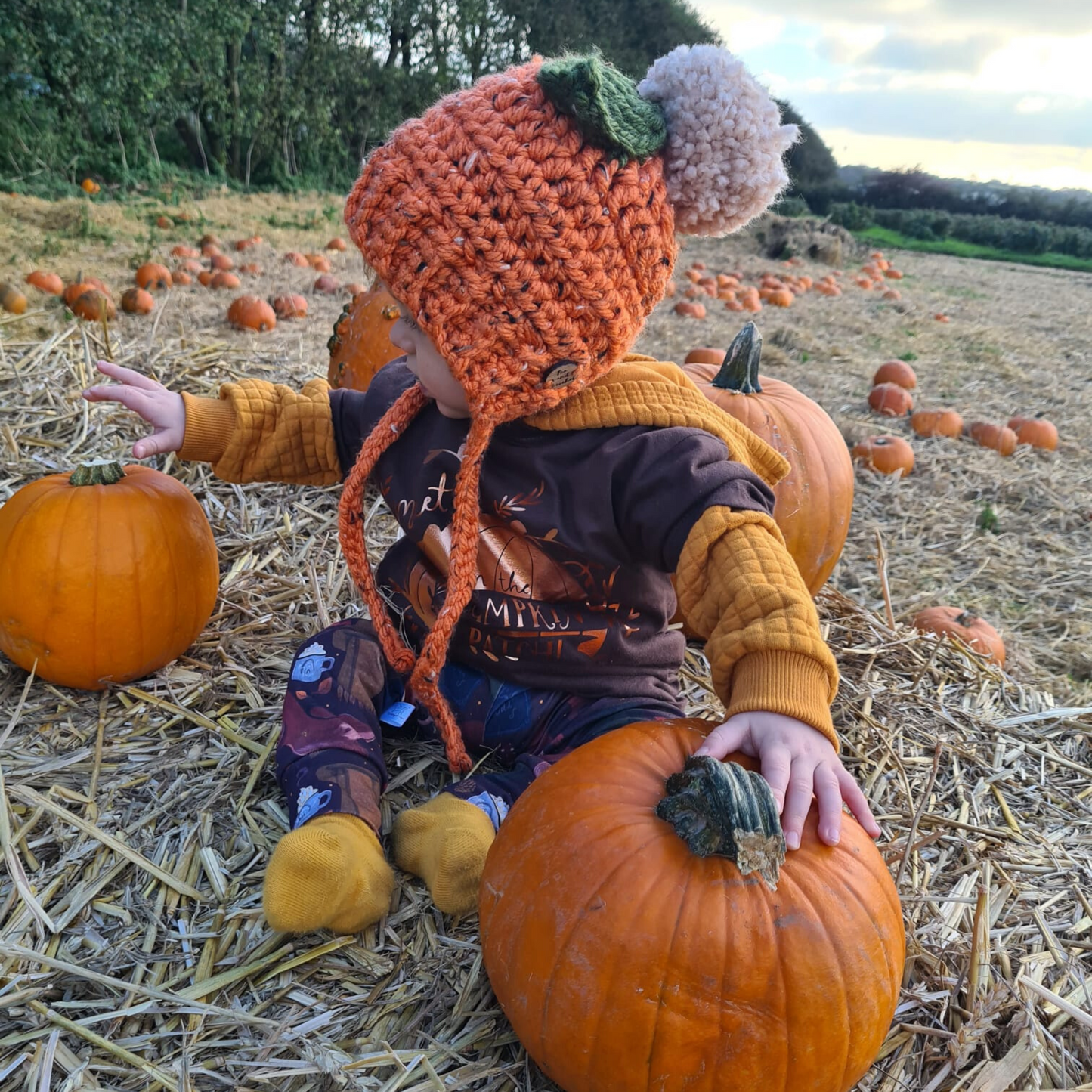 Pumpkin bonnet with pompom and leaf